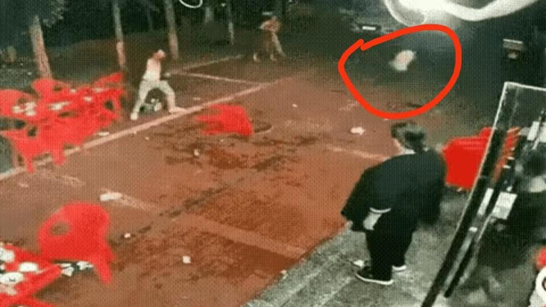 唐山打人事件的小巷里，没有打死人，也没有碾死人