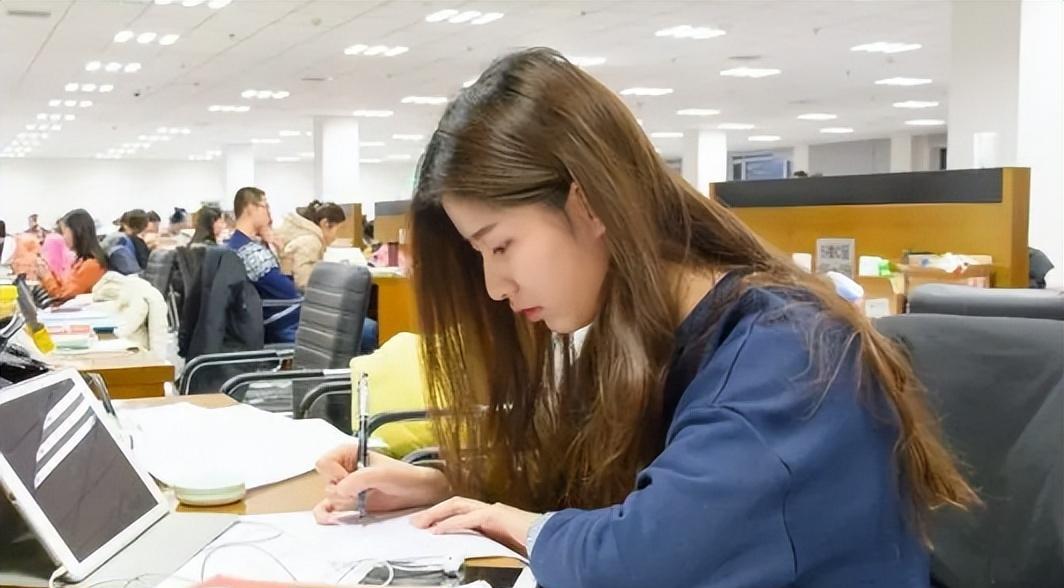 神魔大陆|陪读母亲坦言：如果可以重来，不会同意女儿考研，一番话引起共鸣