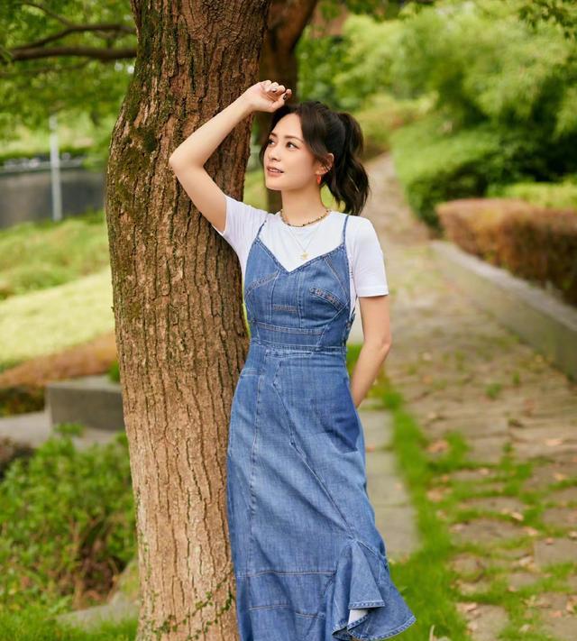 阿娇瘦身成功，颜值身材双在线，条纹衬衫大秀腿部线条