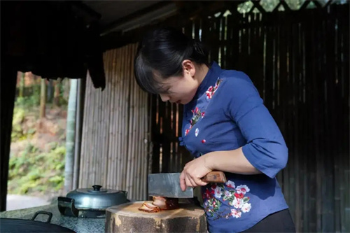 2006年,美艳人妻为钱甘当站街女,丈夫发现后将其按入粪坑内淹死