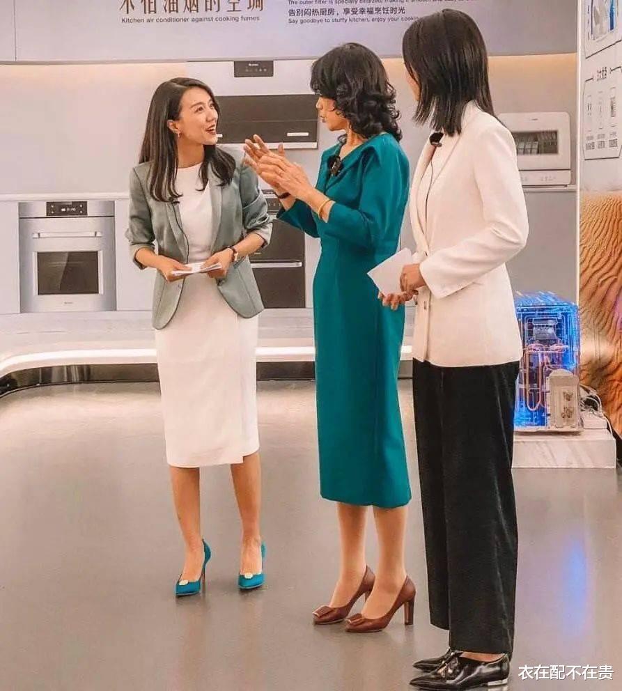 |“董明珠”的贵妇感藏不住，穿V领连衣裙配卷发，看着优雅又大气