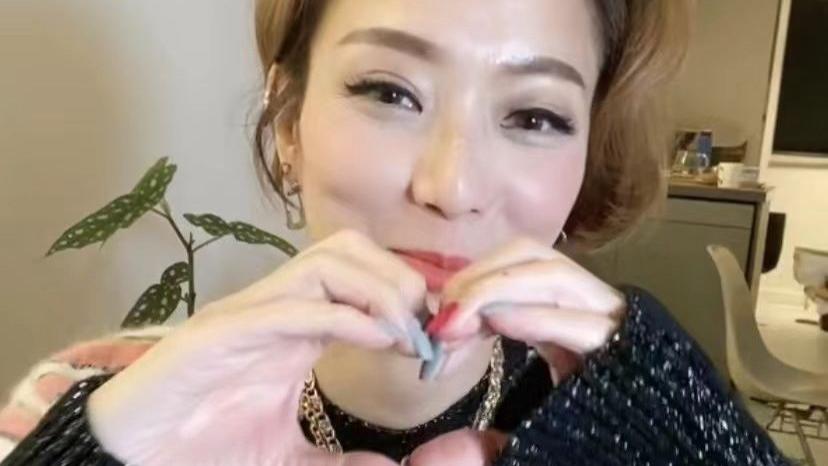 郑秀文|50岁郑秀文首次直播，笑容灿烂似少女，直言想跟周迅合作电影！