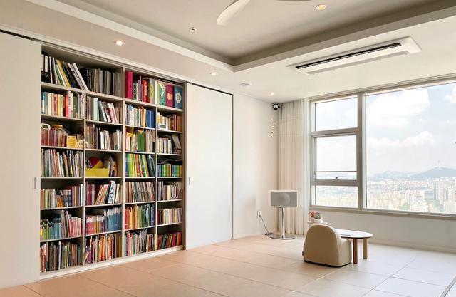 156把客厅当作中心，简单摆放2件家具，宽敞空旷从孩子需求出发