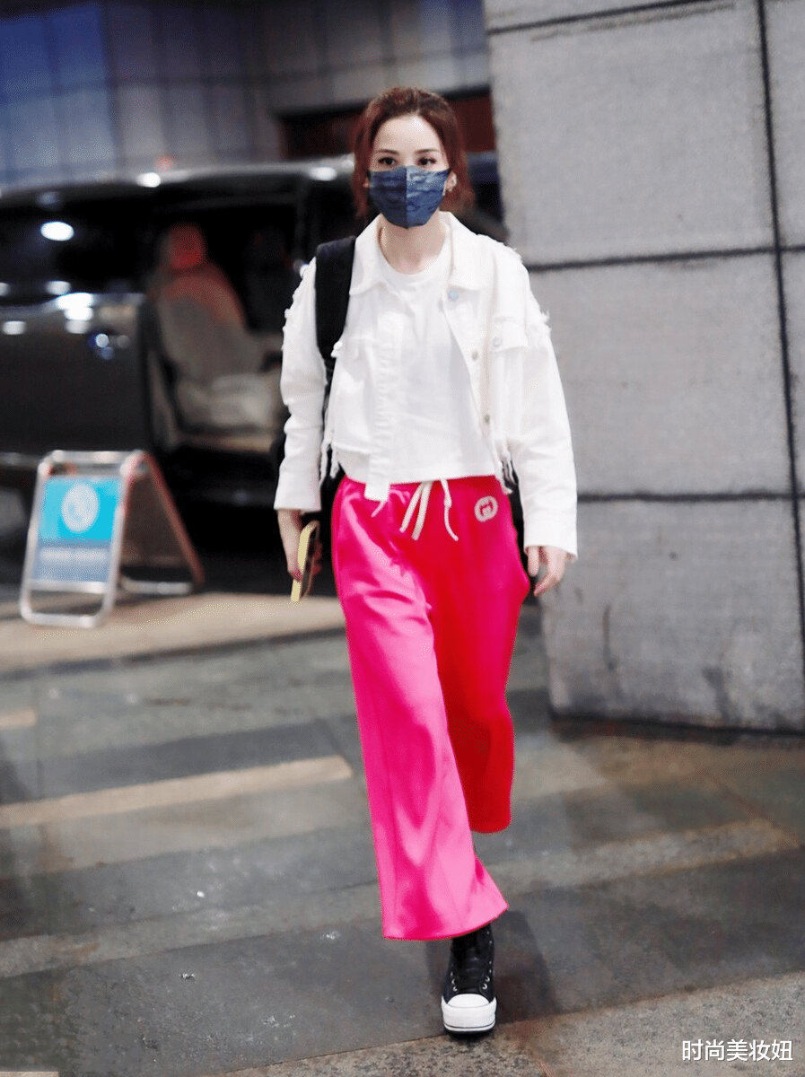 阿Sa|被阿Sa的穿搭美到了，白色牛仔衣配玫红色9分裤，时髦又减龄