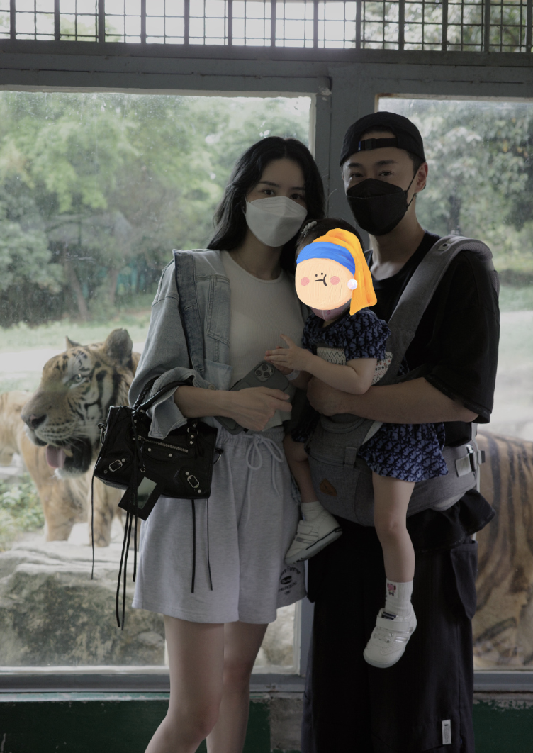 林峰|张馨月林峯送女儿第一天上学,女儿学爸爸叫“老婆”,侧颜好秀气