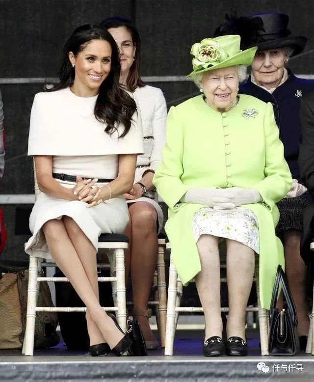 英女王更疼爱梅根？礼服穿到一身皱、翘二郎腿没坐姿都被原谅了