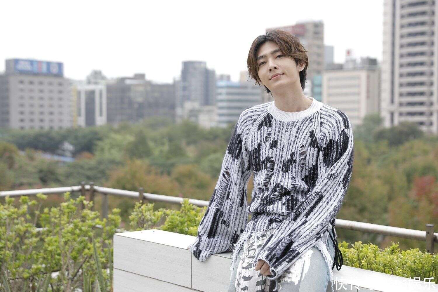 炎亚纶|炎亚纶不满剧组两人坠谷身亡,深夜发文炮轰,强势携全体主演罢工