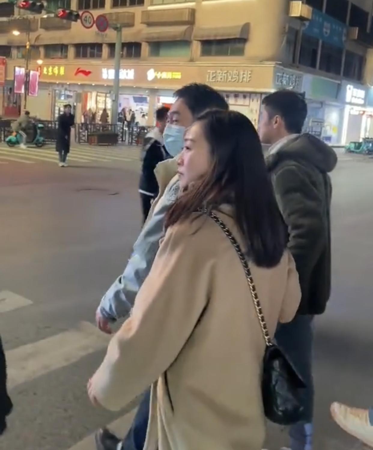 张颂文|张颂文逛夜市遭围堵，穿平价马甲很低调，女助理背4万包亲密挽手