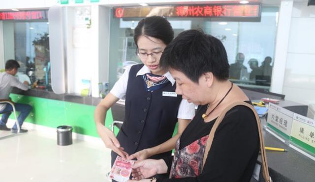 银行|女毕业生就职银行两年，“变老”速度加快，众多网友对此热议