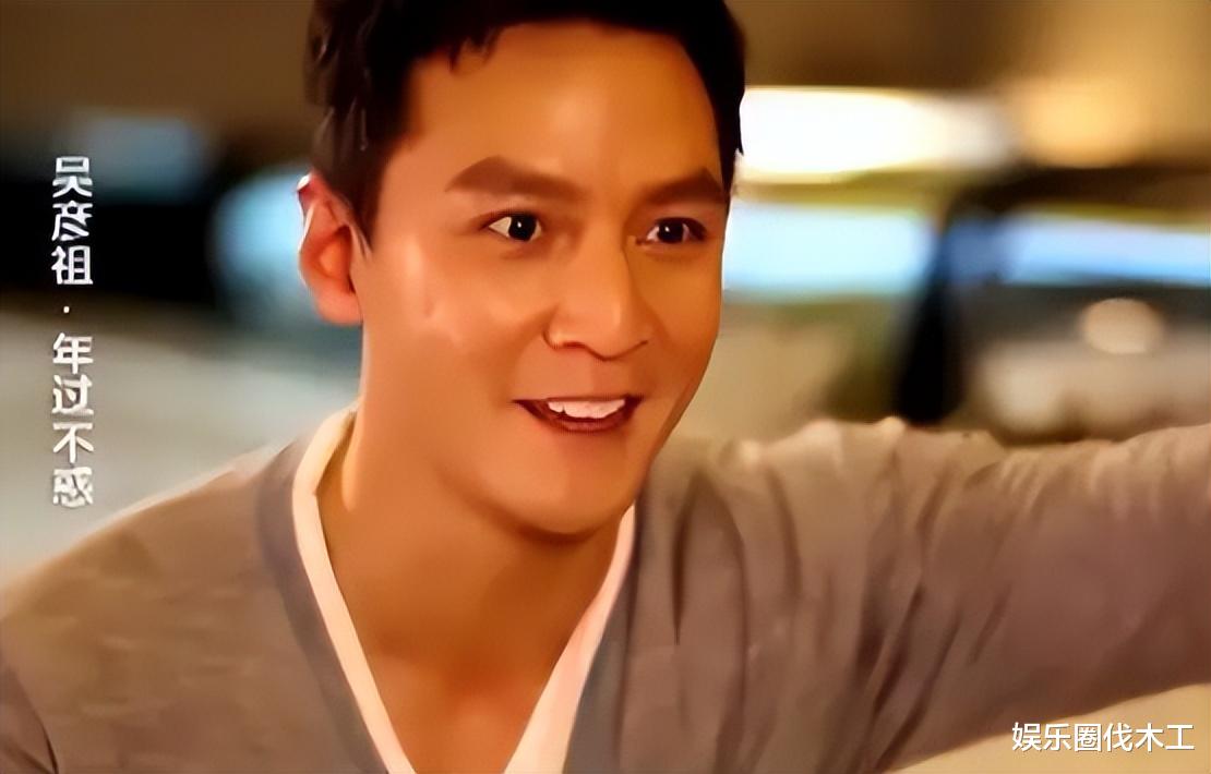 吴彦祖|48岁吴彦祖近照引担忧！脸颊凹陷嘴唇黑紫疑患病，头顶秃了一大片