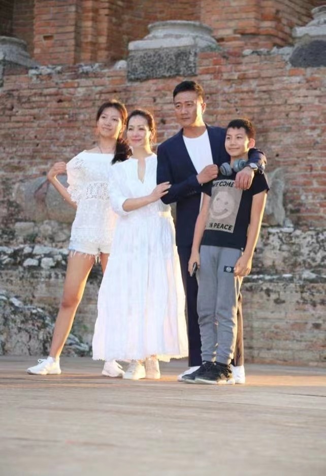 胡军|胡军一家四口同框,堪称内娱家庭版气质天花板,男帅女美很高级