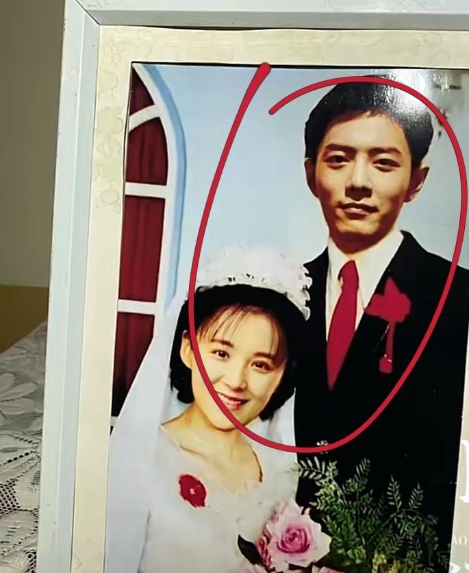 肖战|肖战剧中“婚纱照”曝光:穿西装很正式,两人的床却很乱