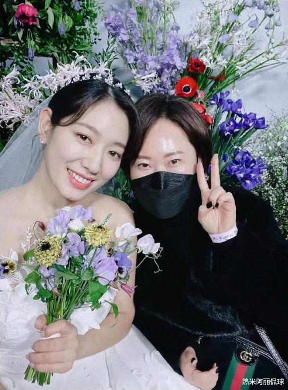 欧阳娜娜|朴信惠待产肚大如筐，剪短发迎接孩子出生，上围升级老公陪伴左右