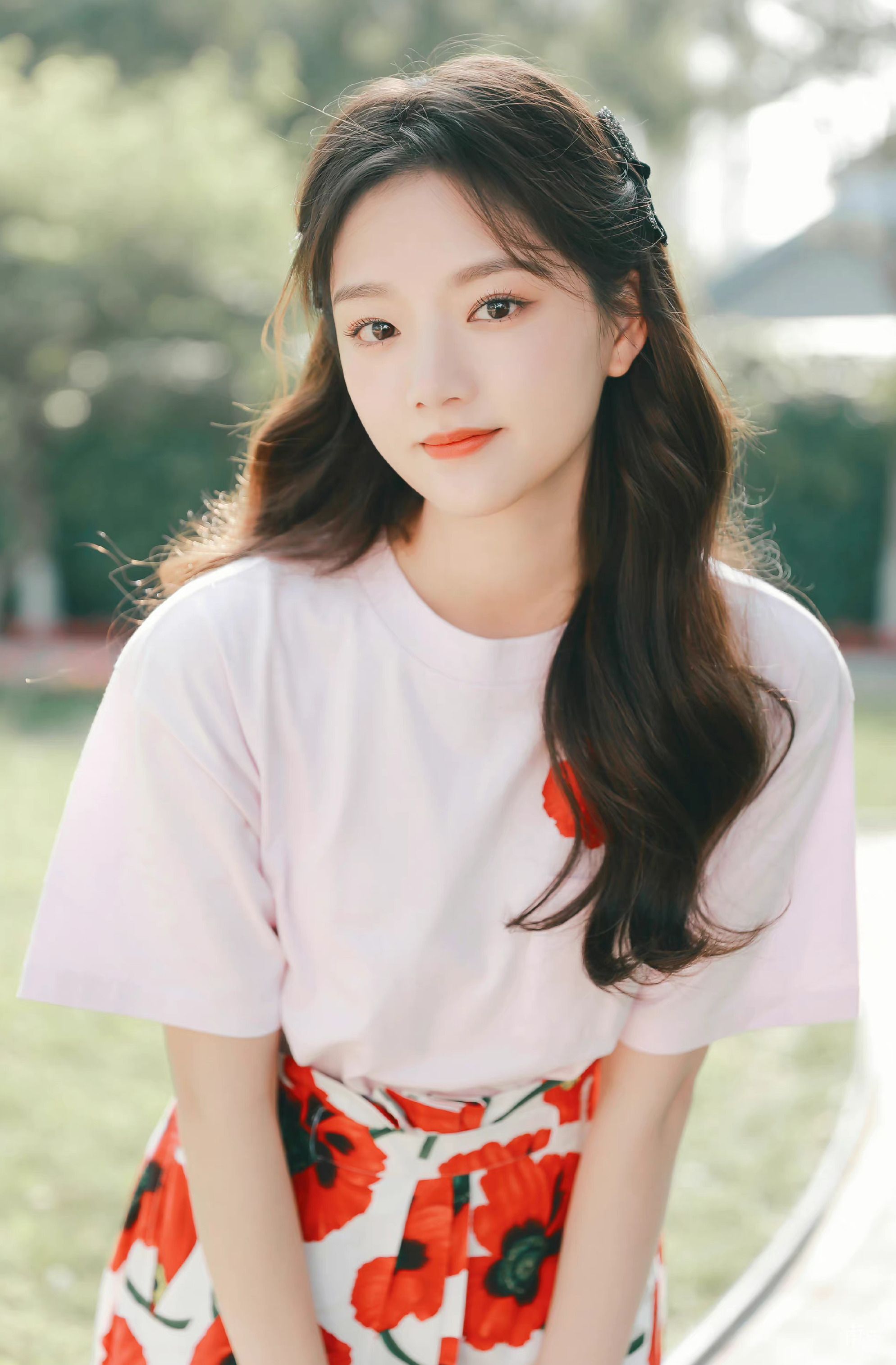 任敏|22岁美少女任敏晒泳装，在水下游泳素颜好漂亮，清冷气质扑面而来