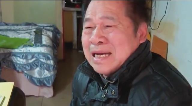 家暴妻儿40年,打不动了被妻儿抛弃求原谅,儿子:自己孤独终老吧