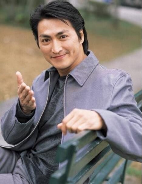 钟嘉欣|62岁港星何家劲内地捞金!坐着商演排场大,在惠州办厂身家过亿