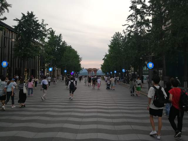 |美景一时观不透,天缘有份画中游。西湖,你仍是十几亿人的娇宠