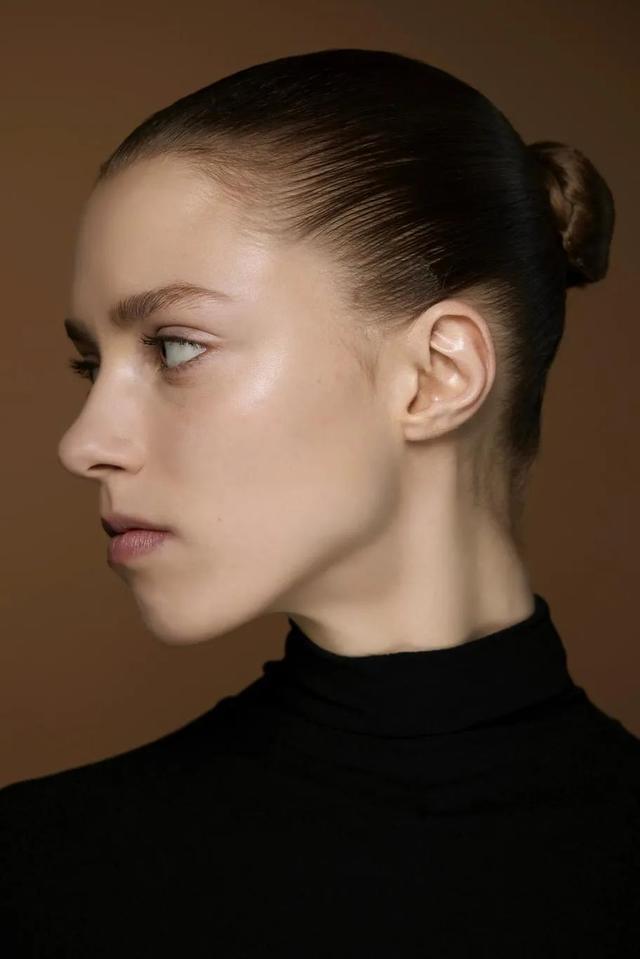 烫发|芭蕾风爆火,可女明星们爱的不是纯欲纱裙,而是油光发型???