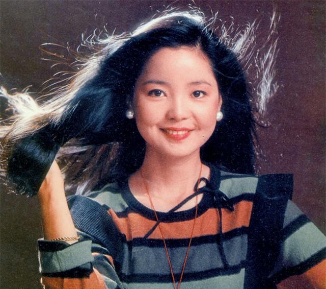 邓丽君|42岁邓丽君死因成谜，覆盖国民党党旗下葬，国军少将：她是女特务