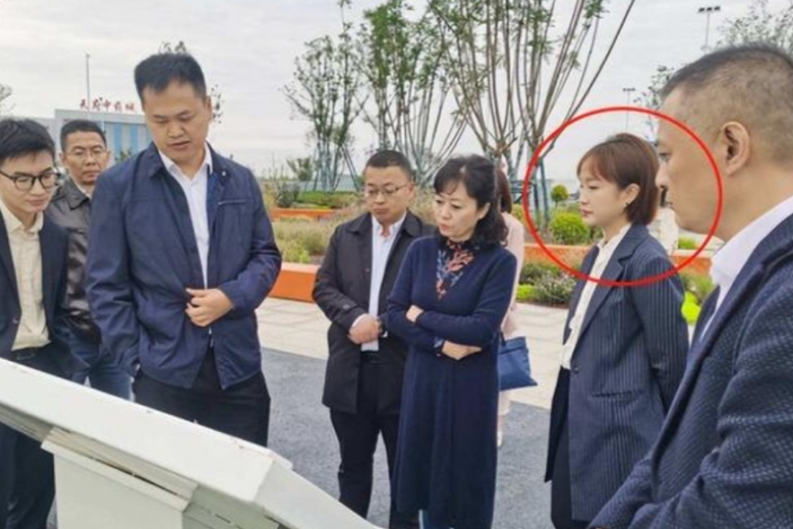 宜宾|90后女博士当选副市长,“弃医从政”让人佩服,评论却有不同声音