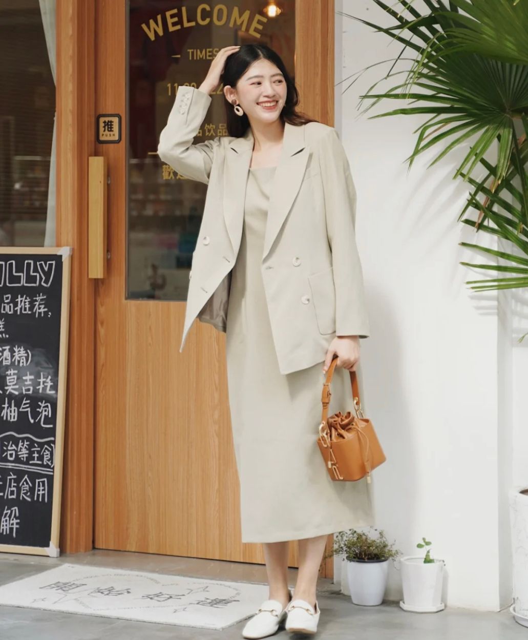 今年秋天不兴穿风衣了!有品味的女人都在穿这3件衣服,优雅高级
