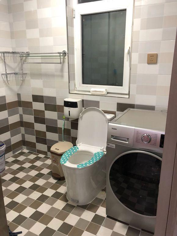 新房晾味中亲朋就来参观,本以为会称赞,看到卧室地板却吐槽起来