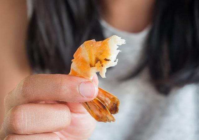 虾肉里剥出来的“黑线”能吃吗？营养师：可能真正不能吃的是这里