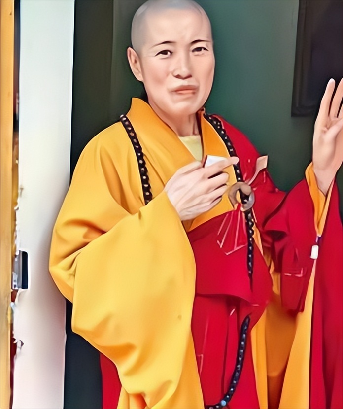 尼姑开豪车住别墅,和2个和尚结婚,被捕时屋里有黑丝假发