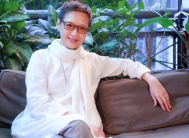 冬季护肤 69岁胡因梦告诉我们:中老年女人剪短发、穿中国风,洋气又耐看