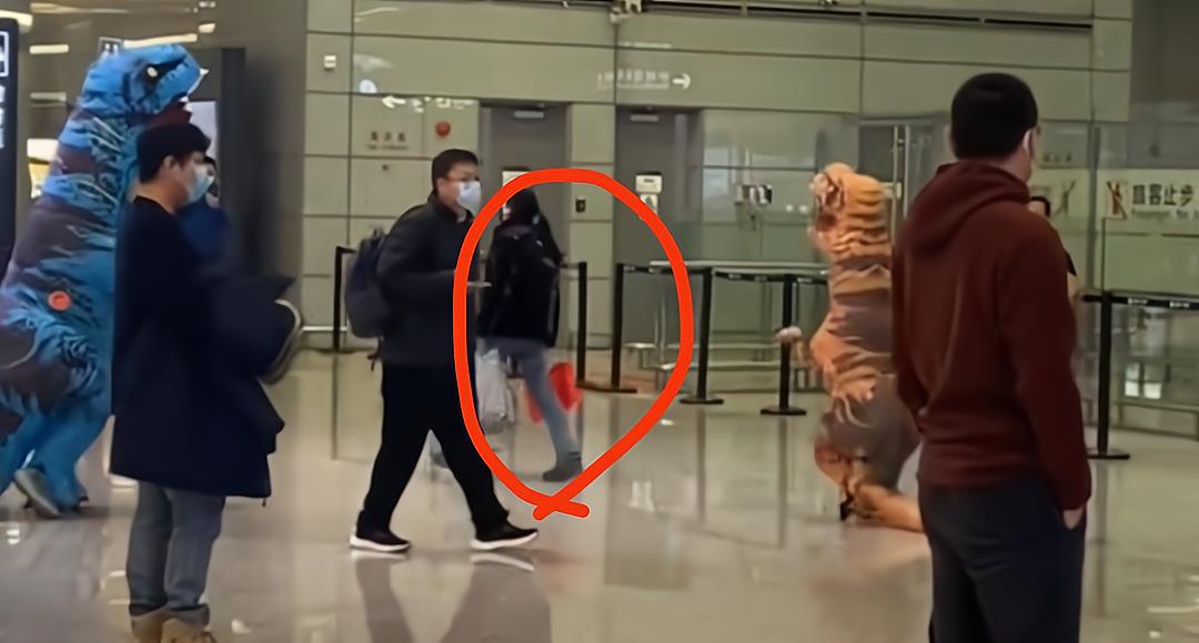 父子俩打扮成“恐龙”去接妈妈，妈妈的反应太有趣，当场划清界限
