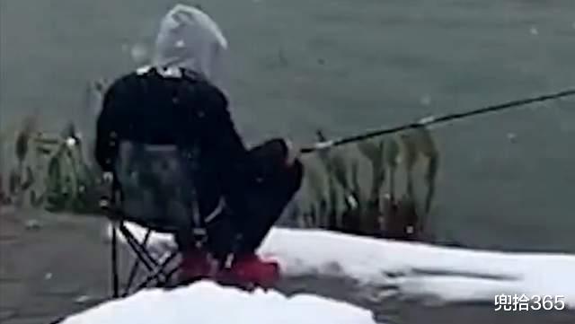 |一对男女冒雪在河边相亲,男子不说话只顾钓鱼,网友:赶快放手