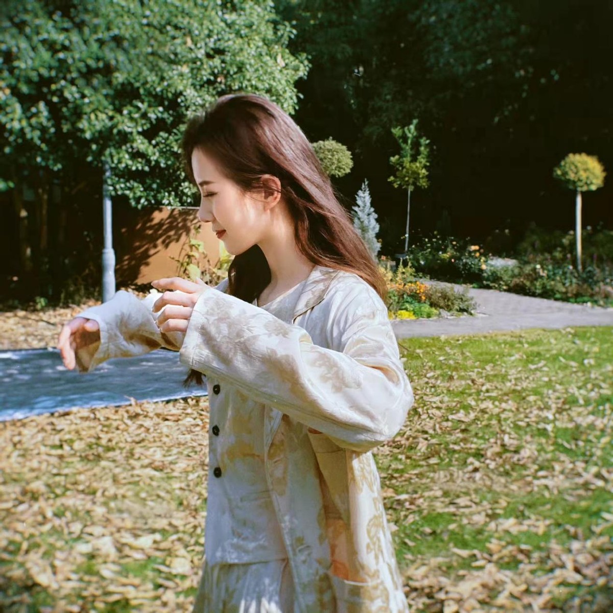 赵露思|刘诗诗最新美照曝光！穿暗纹长袍插兜变酷姐，把国货穿出大牌效果