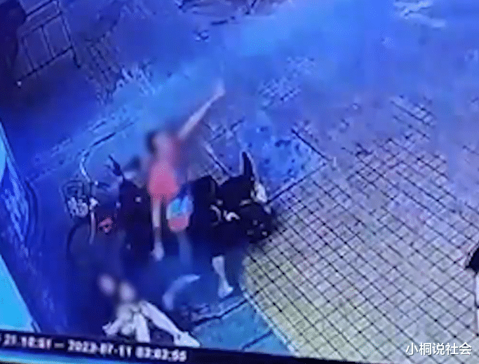 广东一女子路边醒酒,被烧烤摊男子强搂抱,目击者:与人赌5杯酒