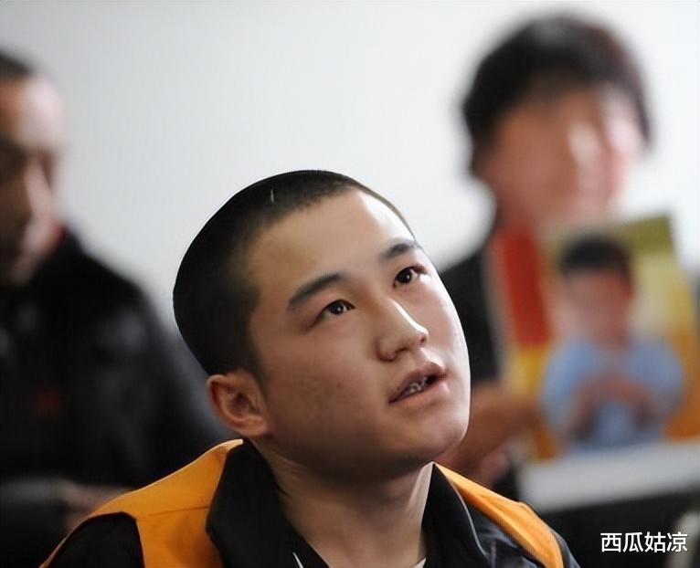 90后杀手被判死刑一脸微笑,向法官鞠躬致谢:我的父母毁了我