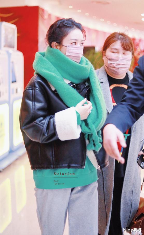 冯提莫|赵丽颖雪中漫舞，穿皮草外套戴雷锋帽，同事镜头下蹦蹦跳跳像个放学娃