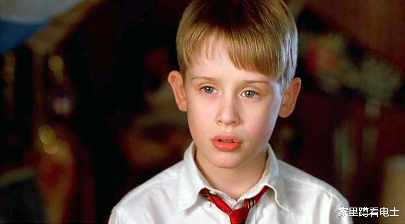 麦考利|《小鬼当家》男主撞脸赵本山，41岁油腻大肚腩，与亚裔女友开心遛娃