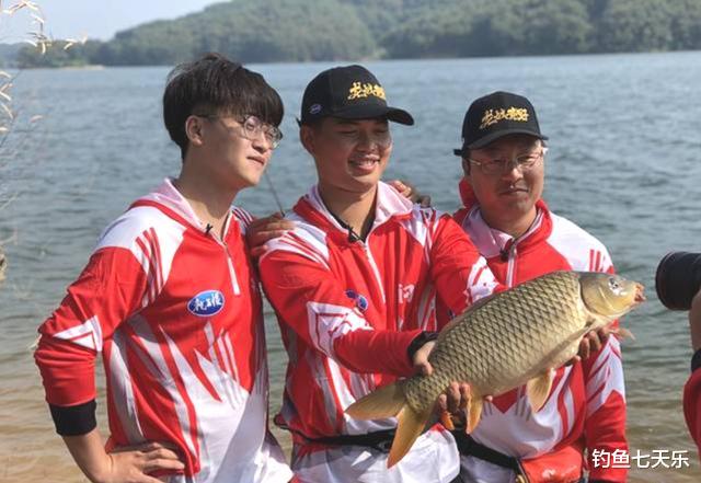 快乐|从伙伴到对手,钓王邓刚与“快乐垂钓”正面竞争!谁能笑到最后?