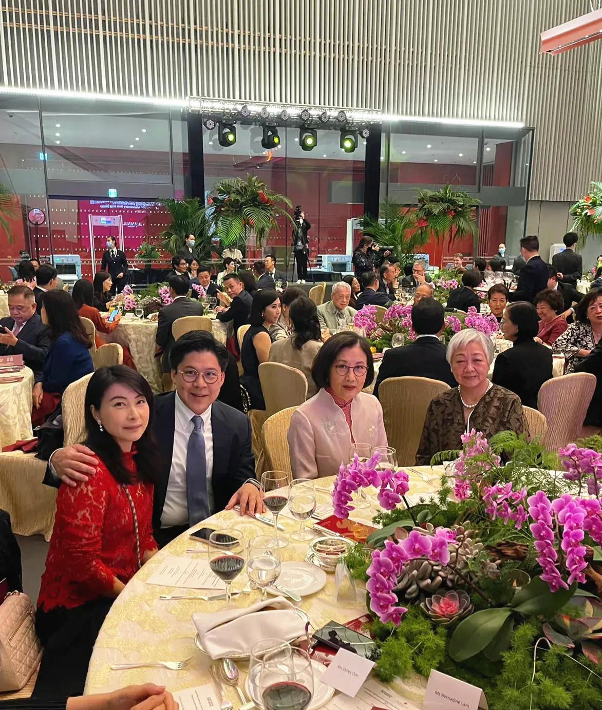 郭晶晶|郭晶晶现身香港高端晚宴,喝红酒脸色微醺!43岁富豪老公发福明显