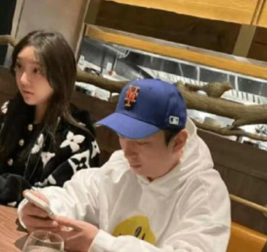 王思聪|王思聪女友做饭出事故,多处被烫伤,故意扯开衣服露出胸前惹争议