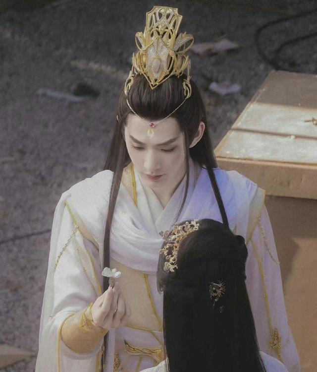 白梦妍|《长月烬明》服化道好高级，白鹿受伤妆路透，“战损美人”好绝