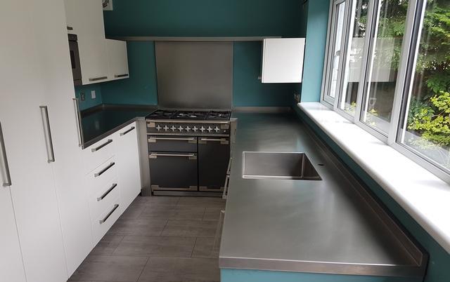 厨房装修,跟风装了不锈钢台面,使用三年说说真实感受!