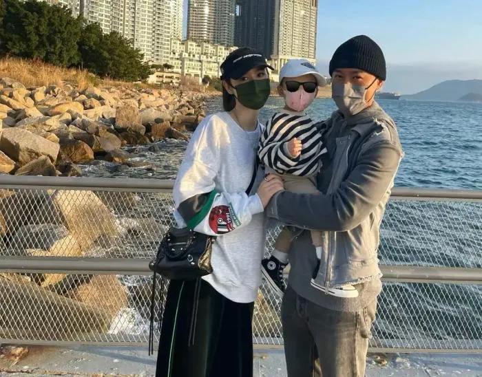 林峰|林峯张馨月夫妇遛娃日常温馨有爱,2岁“格格”开粉色小车超萌