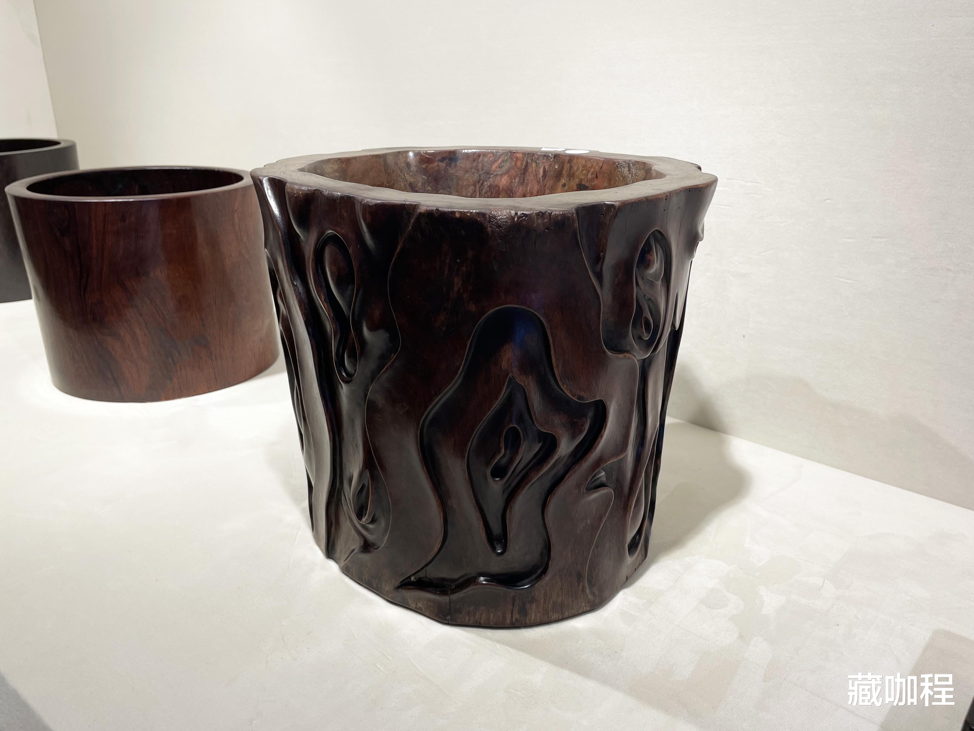 笔筒|仿树桩外皮剥落，黄花梨根雕笔海惟妙惟肖