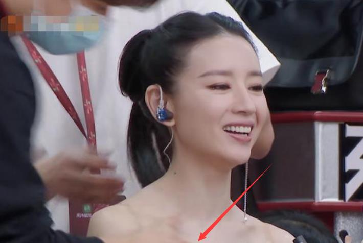 董洁|女明星全身抹粉是“基操”？董洁化妆师超卖力，一寸皮肤都不放过