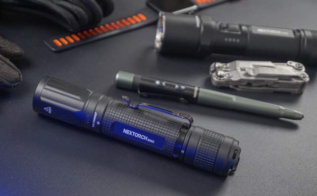 电池|你离高性能泛光手电只差一步,纳丽德便携式手电E52C