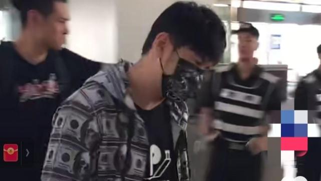 周杰伦|周杰伦被偶遇：走路弯腰驼背摇头晃脑，疑脊柱有问题，网友想哭又想笑