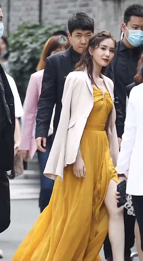 刘诗诗|刘诗诗该多穿穿长裙,优雅的气质太迷人,走在人群中特别抢镜