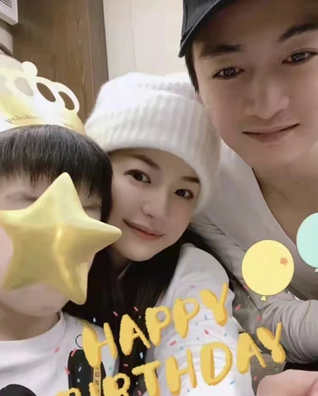 陈妍希|陈晓夫妇罕见现身！穿情侣装排队做核酸，陈妍希穿健美裤练出翘臀