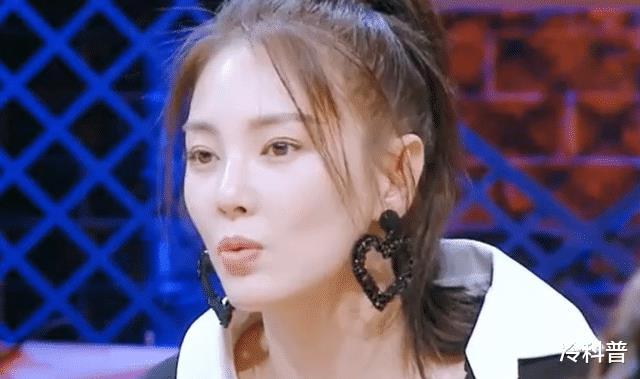 张雨绮|张雨绮晒出近照，素雅出镜分享护肤方法，背后满墙名牌包包太抢镜