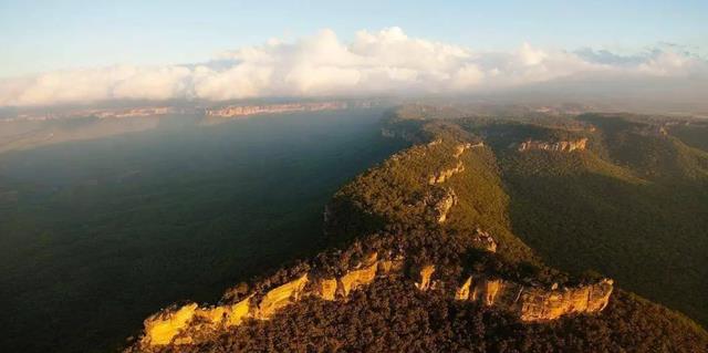 位于澳洲中部,面积175万平方千米,大自流盆地为何地下水丰富?